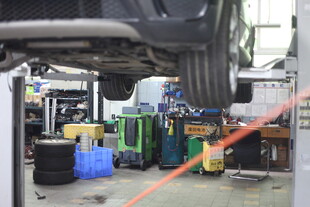 汽车维修车间场景