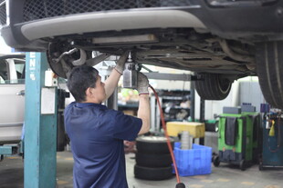 汽修工人检修汽车底盘