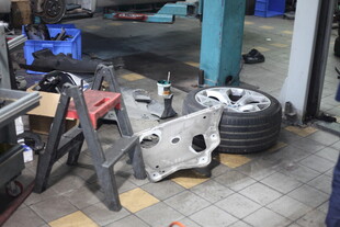 汽车维修部件摆放场景