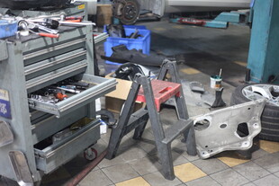 工厂车间内的机械零部件