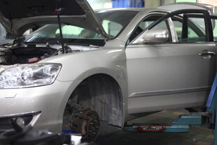 银色轿车于车间维修保养