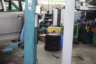 汽车维修车间内部场景