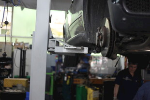 汽车维修车间工作场景