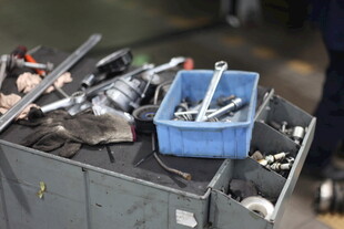 废旧金属零件堆放在一起