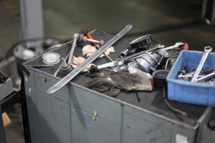 工作台上的多样维修工具