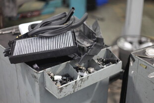 废旧汽车零件堆放在一起