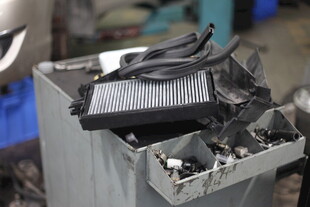 损坏的汽车空调部件