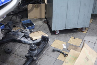 车间内散落的机械零件与纸箱