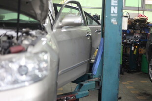 汽车于维修车间进行检修