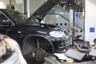 汽车维修车间作业场景