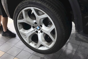 宝马汽车轮毂特写