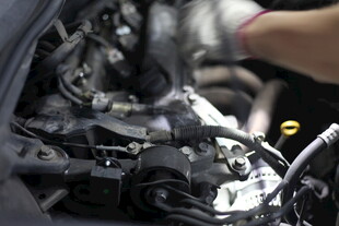 工人检修汽车发动机