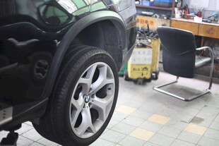 汽车轮胎维修场景
