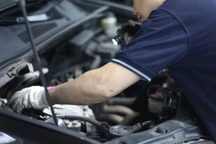 汽车维修工人专注检修