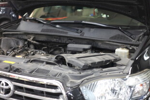 汽车发动机舱特写