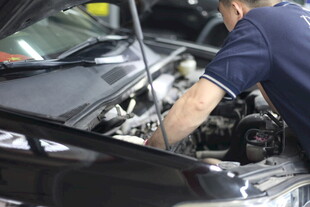 汽车维修技工专注检修中