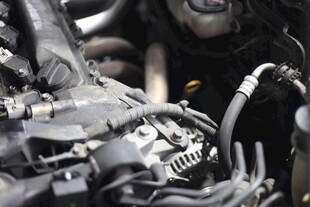 汽车发动机维修场景