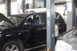 汽车在维修车间进行检修