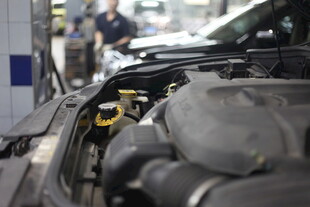 汽车引擎检修场景