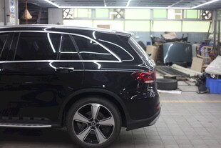 黑色汽车于车间维修保养