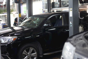 汽车维修车间内的黑色车辆