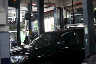 汽车在维修车间进行检修