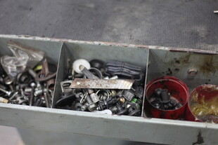 废旧金属零件堆积场景