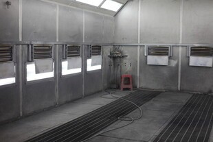 工业喷漆房内部场景