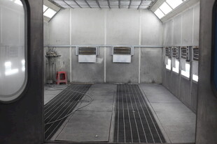 汽车喷漆房内部场景