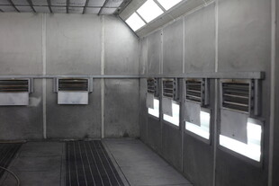 工业喷漆房内部场景