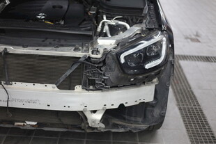 受损汽车前脸特写