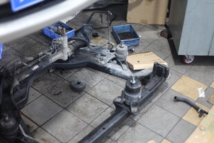 汽车底盘部件维修场景