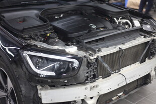 受损汽车前部特写