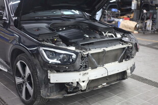 汽车维修中引擎盖已打开