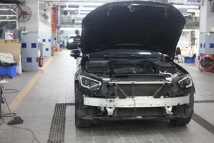 汽车维修车间内检修车辆