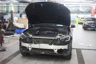 汽车维修中引擎盖已打开