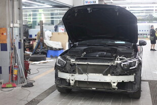 汽车维修车间内的检修车辆