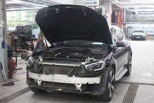 汽车维修车间内检修车辆