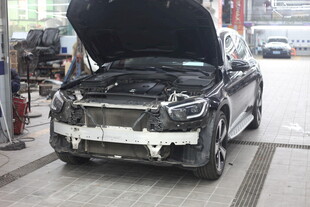 汽车维修中引擎盖已打开