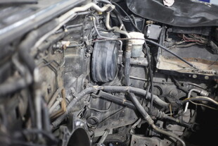 汽车发动机内部细节特写