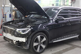 黑色汽车维修中