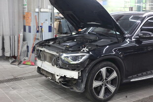 黑色汽车维修中