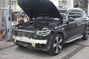 黑色汽车维修中