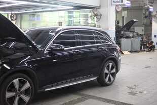 黑色汽车于车间维修保养