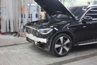 黑色汽车维修中