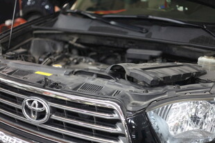 丰田汽车引擎检修场景