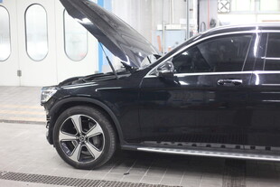 黑色汽车开盖检修