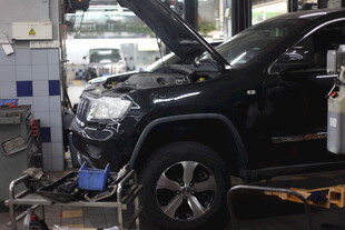 汽车维修中黑色车辆检修