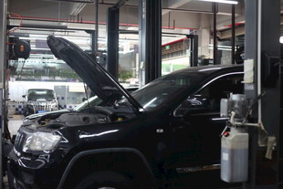 汽车维修车间内的检修车辆