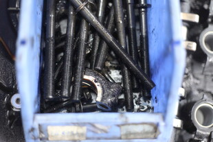 蓝色机械内部结构细节